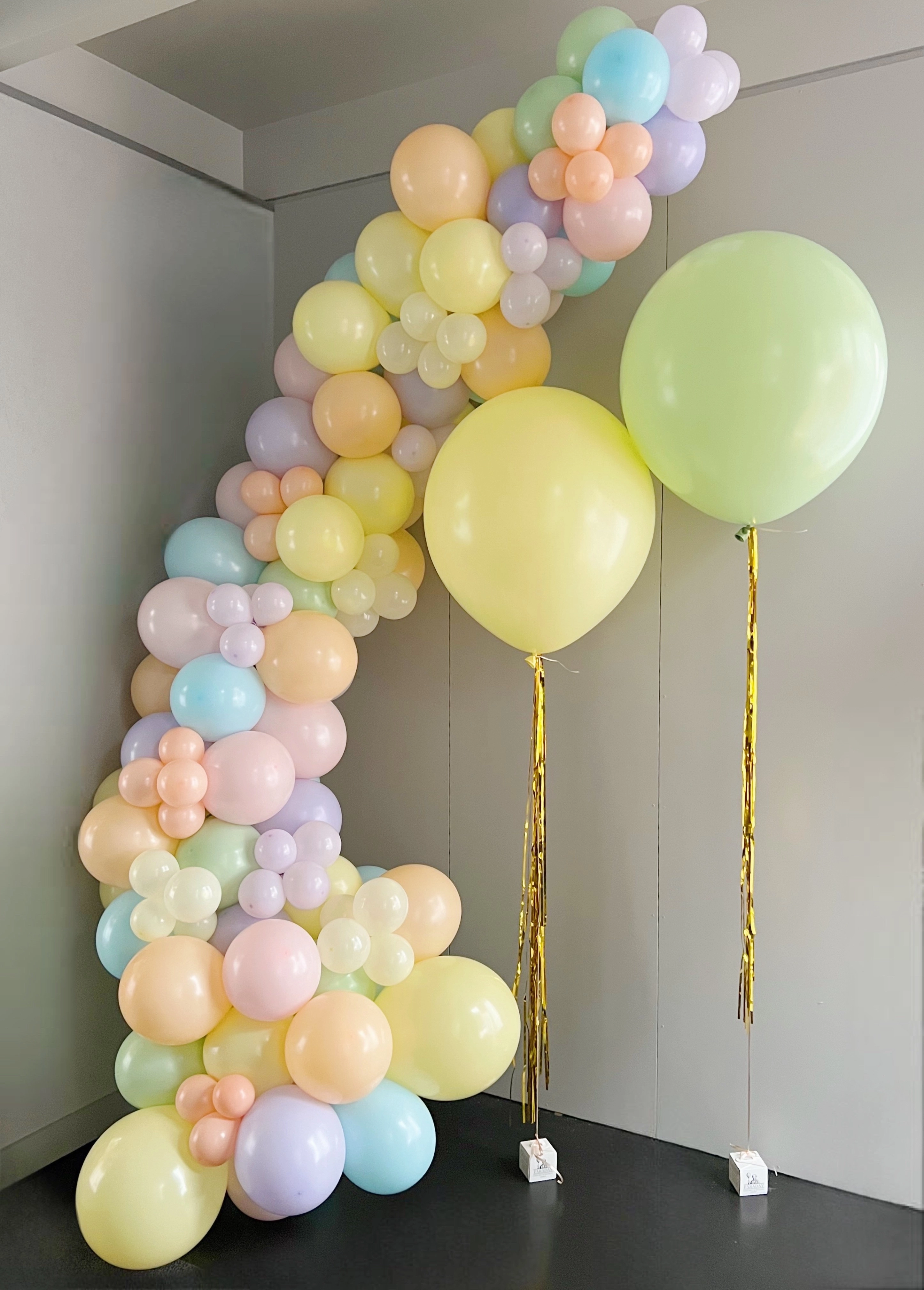 Candybar garland with 2 XL balloons