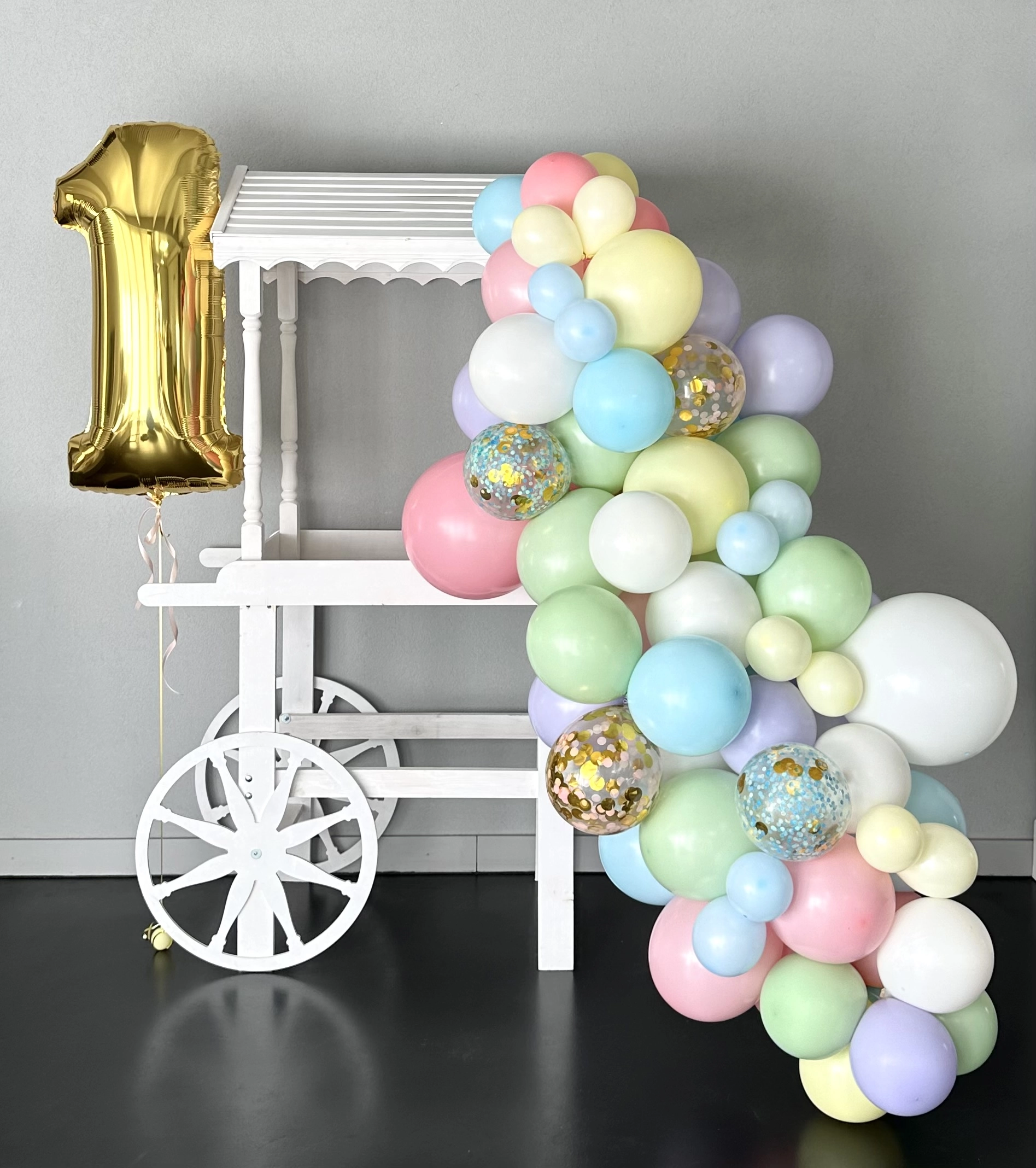 Candybar cart (rental) with garland and a number balloon