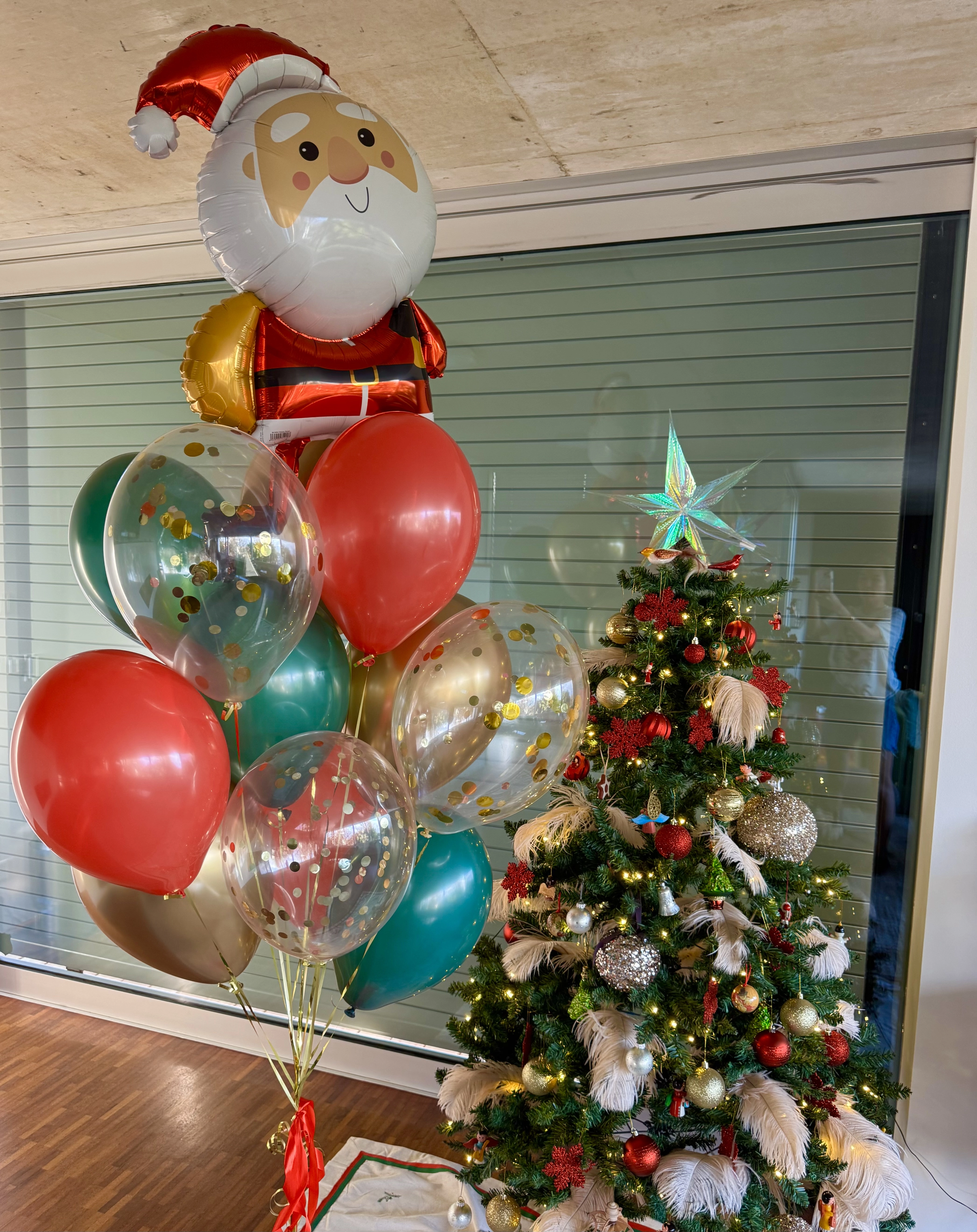 Balloon arrangement “Santa Claus is coming to town”