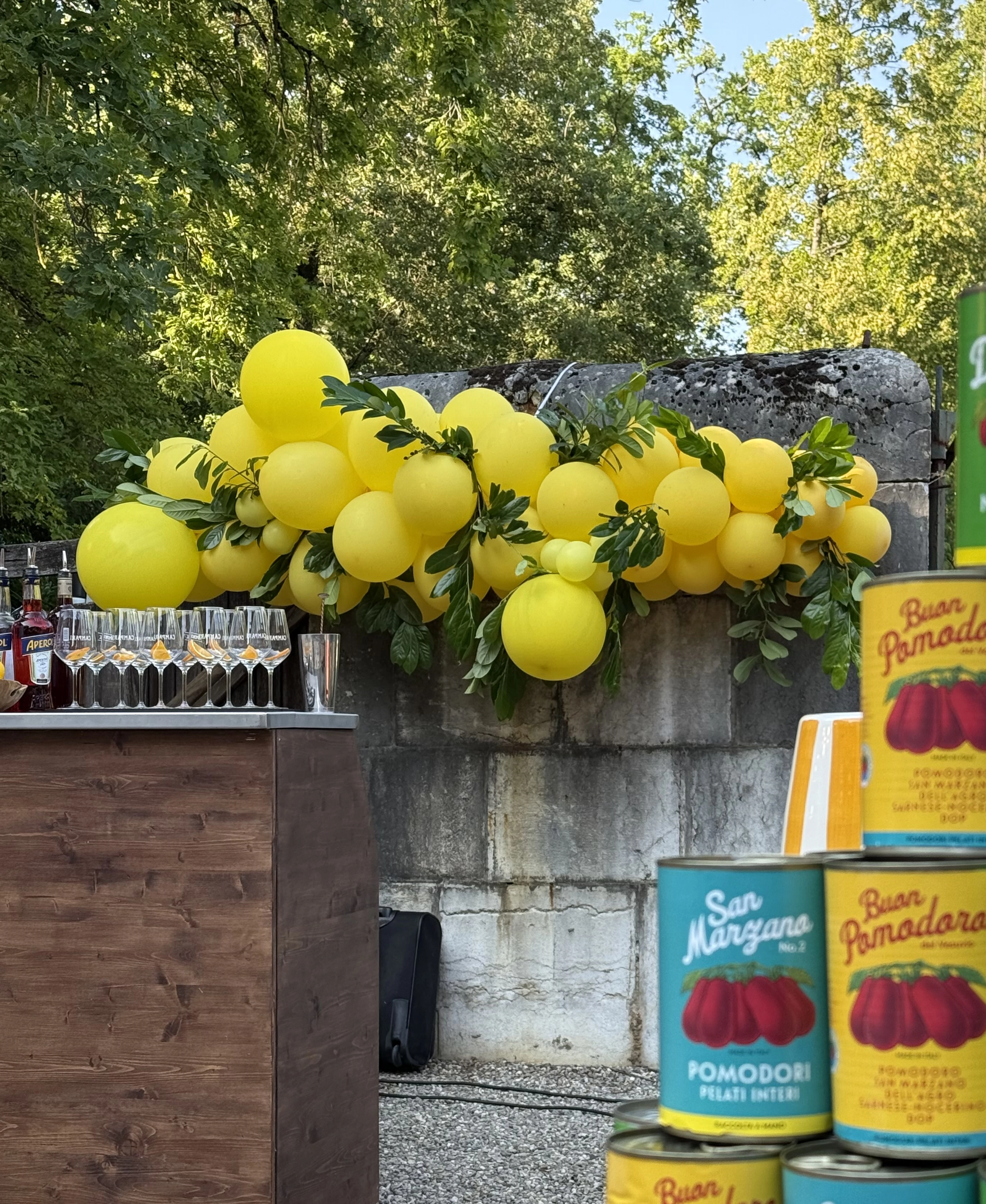 Summery balloon garland with greenery