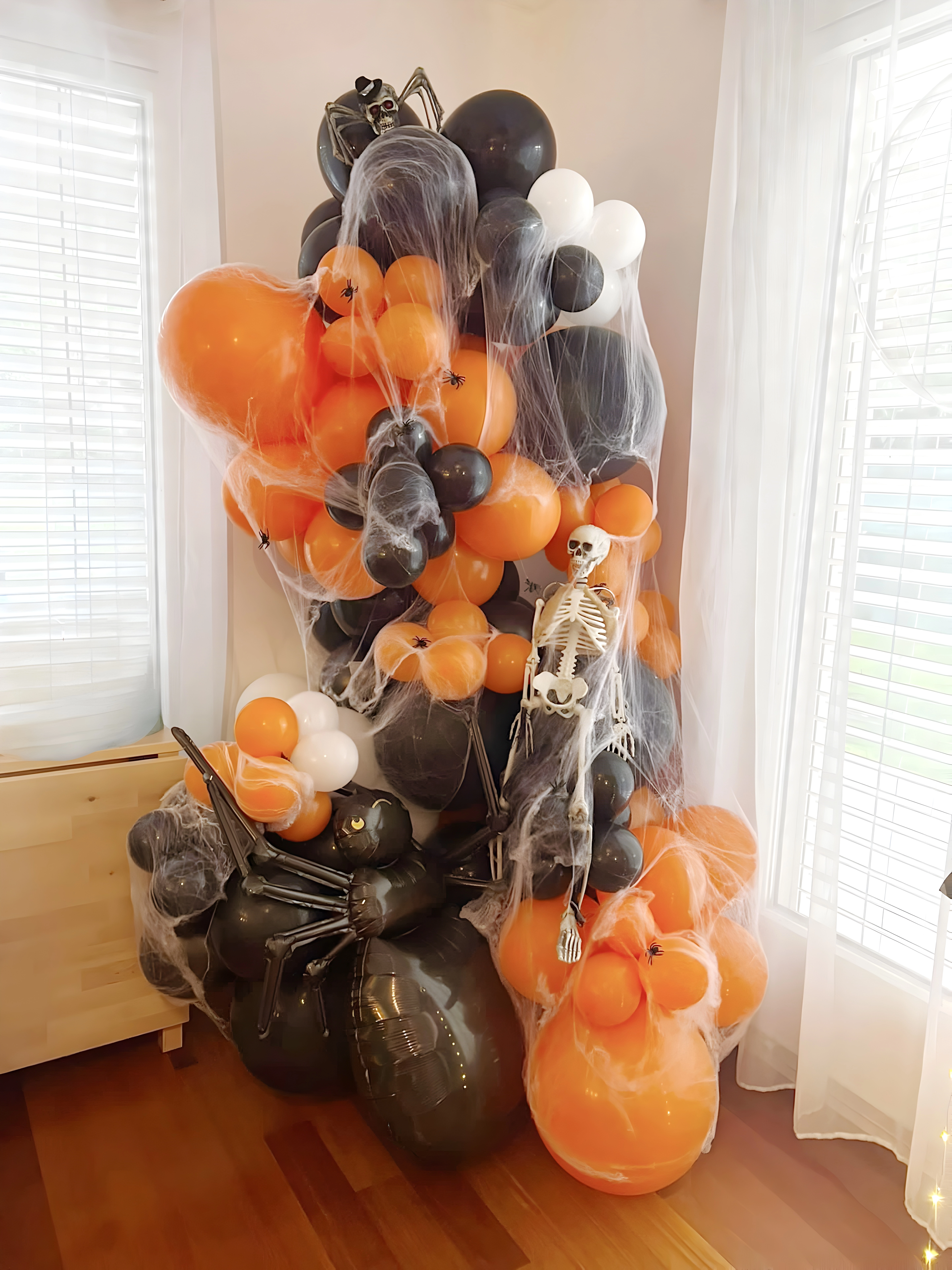 Halloween balloon garland 