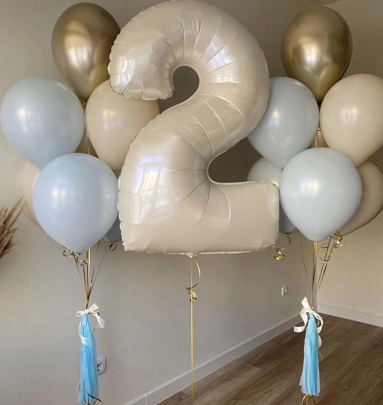 Balloon set with 2 bouquets and a number “Crème brûlée”