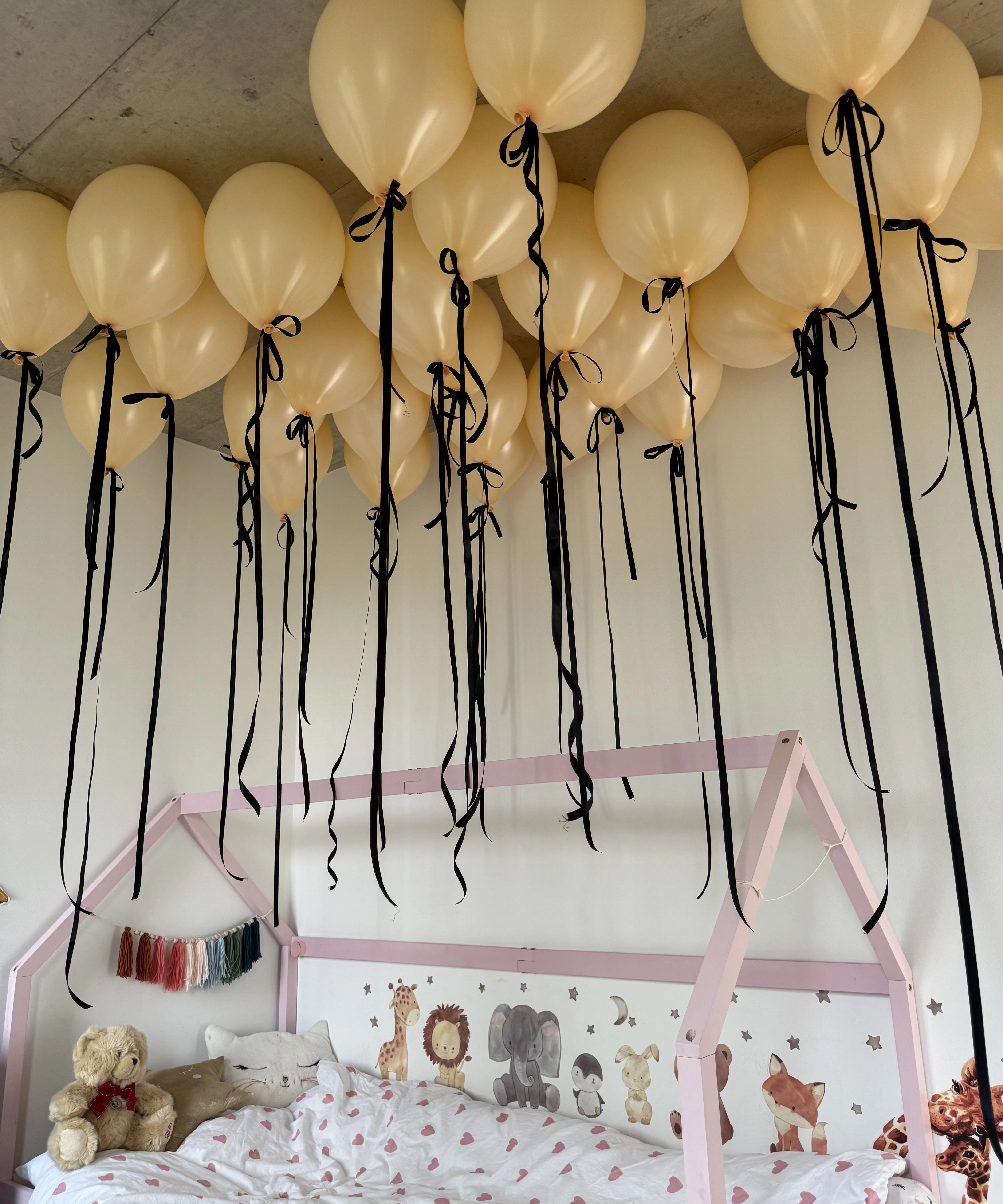 30 balloons with satin ribbons