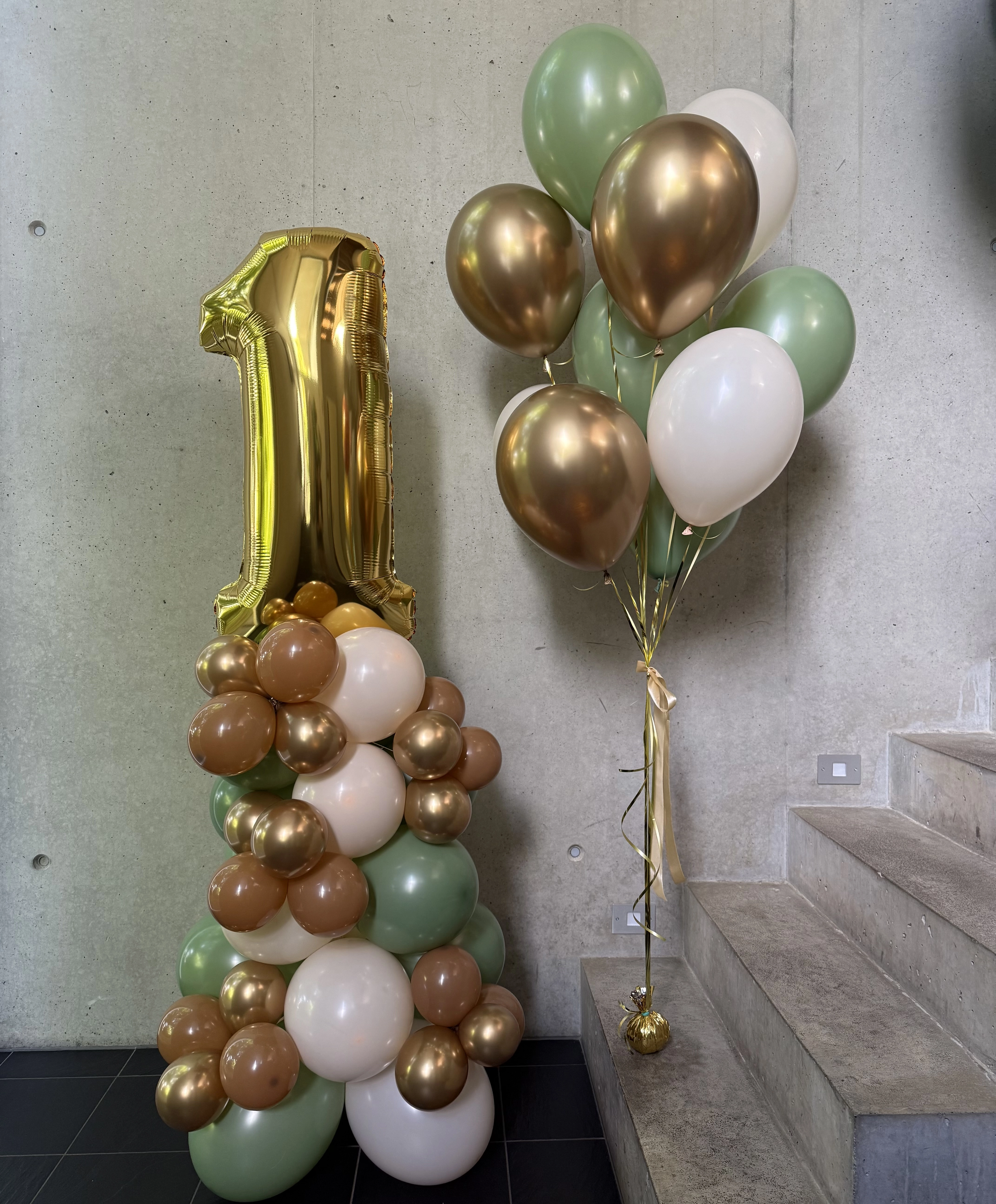 Set of 10 balloons with a number balloon on a totem
