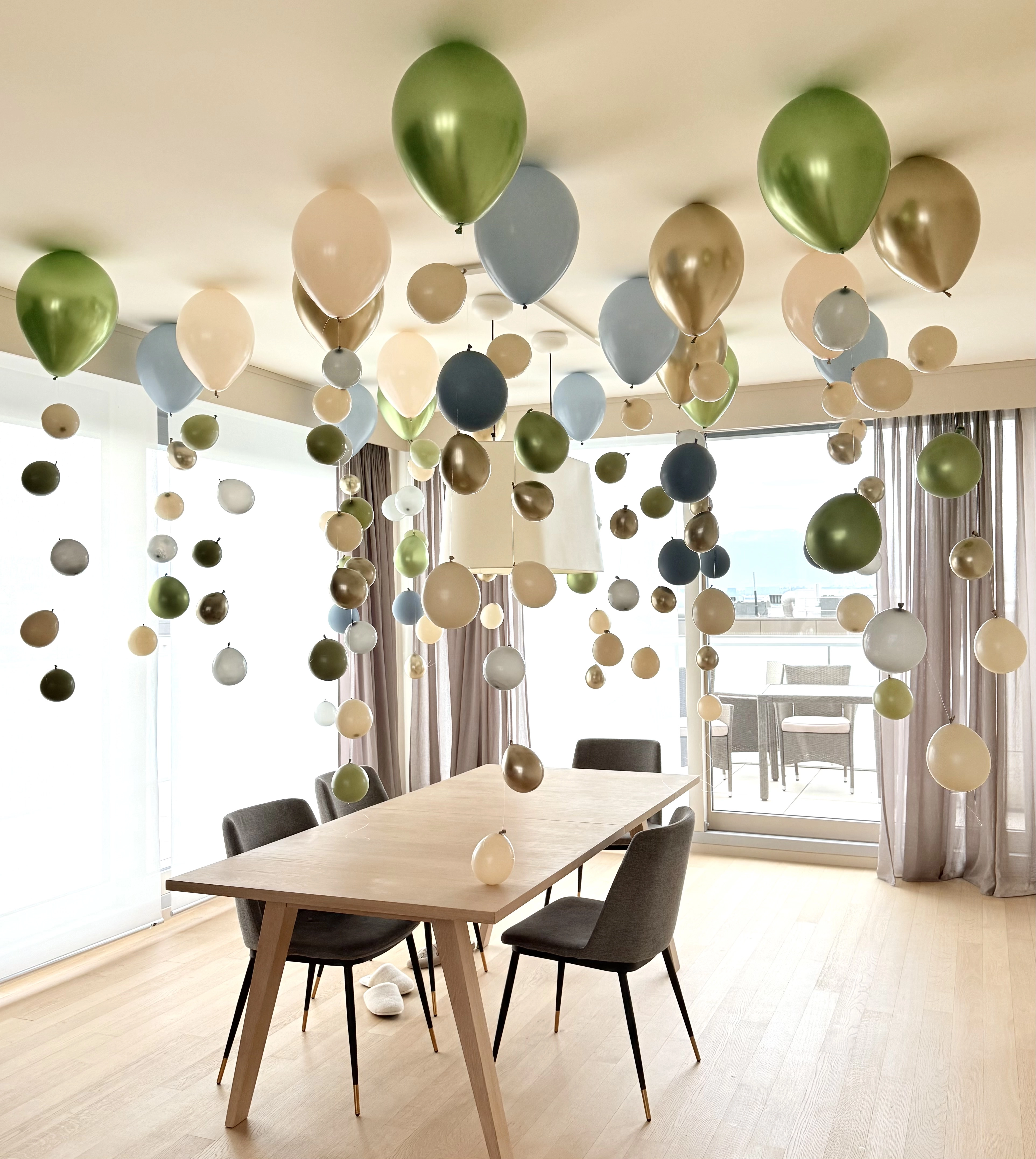 20 lines of bubbly ceiling balloons